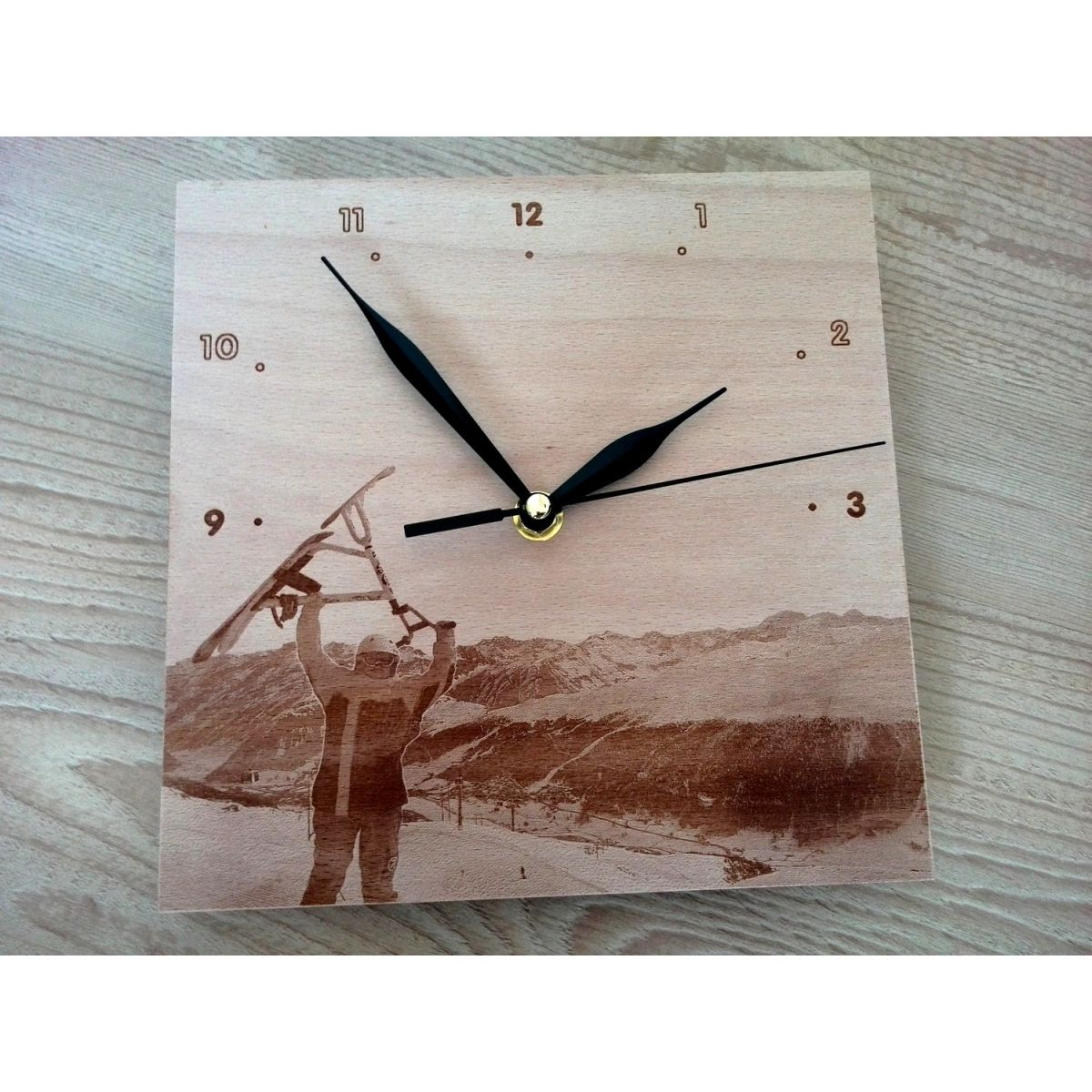 Dřevěné hodiny s fotkou nebo logem, velikost 20x20cm