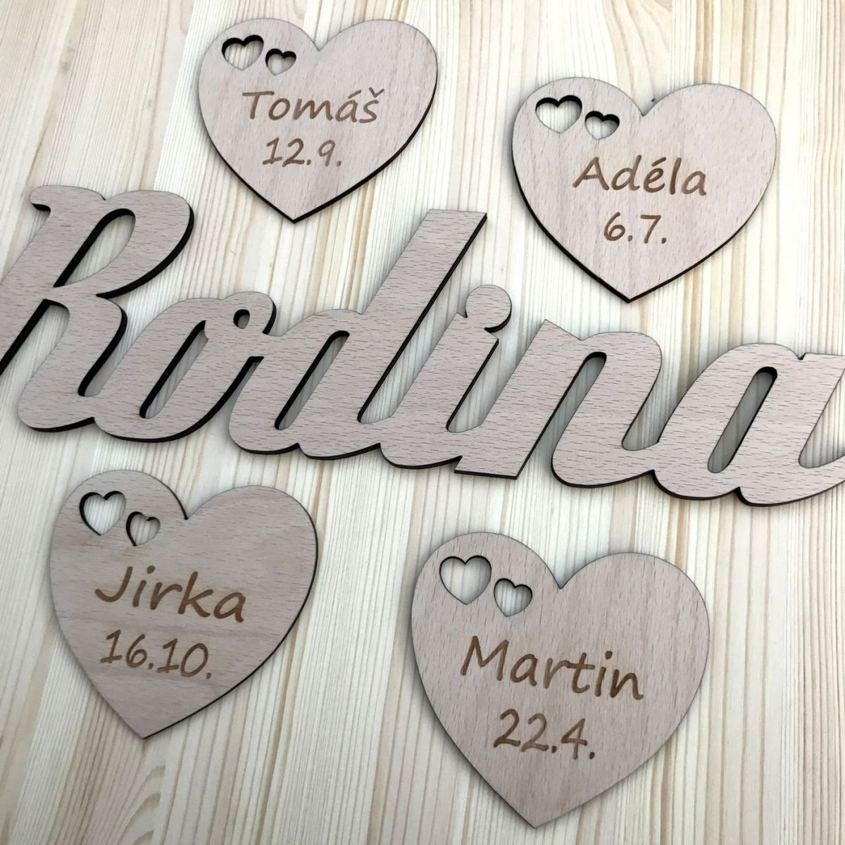 Dekorace Rodina + 2 až 5 srdíček se jmény a daty