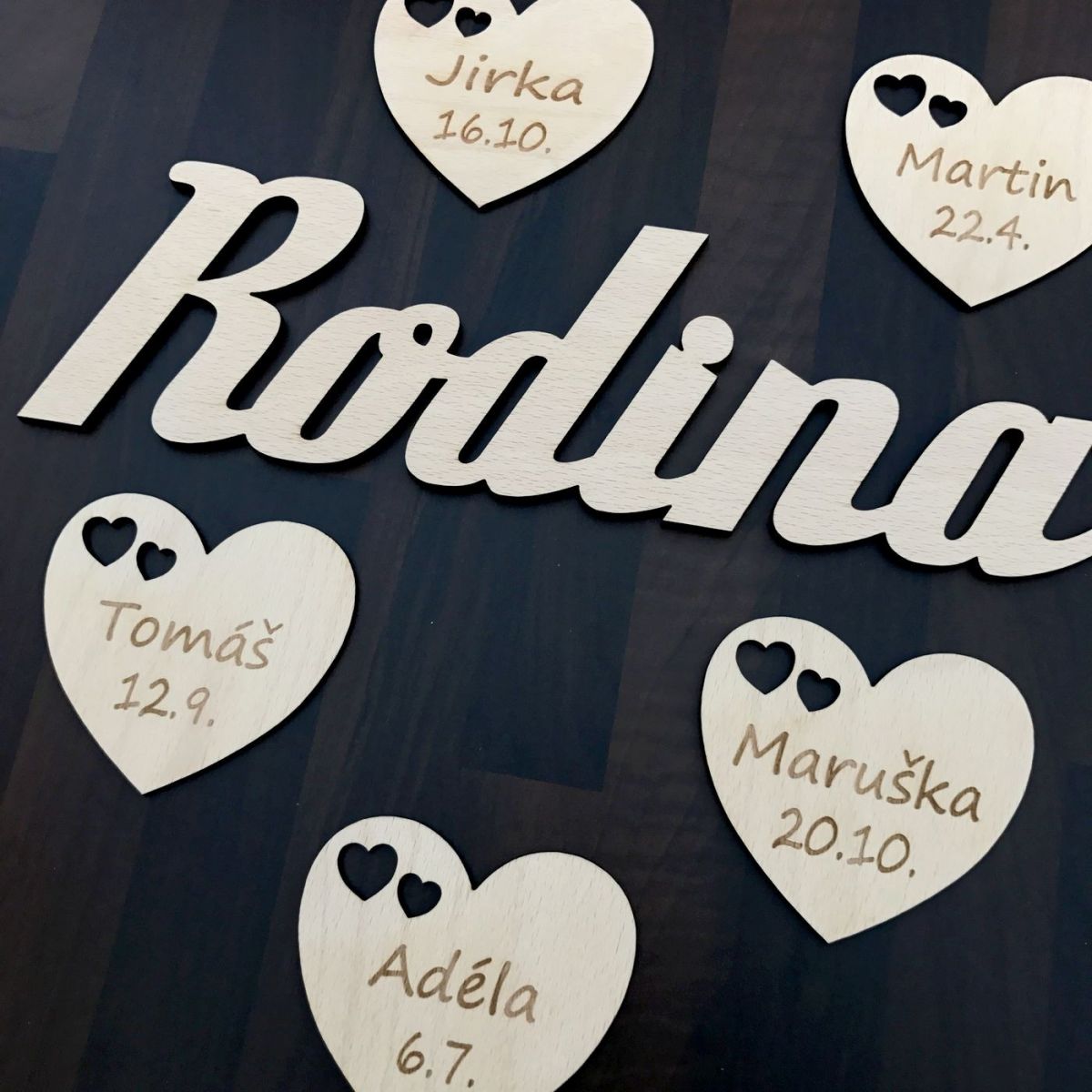 Dekorace Rodina + 2 až 5 srdíček se jmény a daty