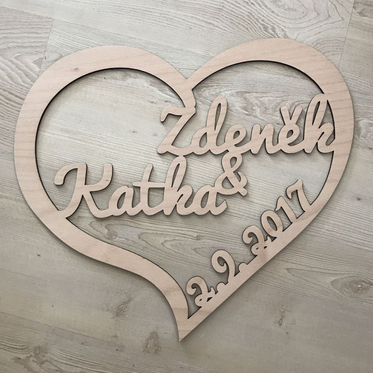 Velké srdce se jmény a datem