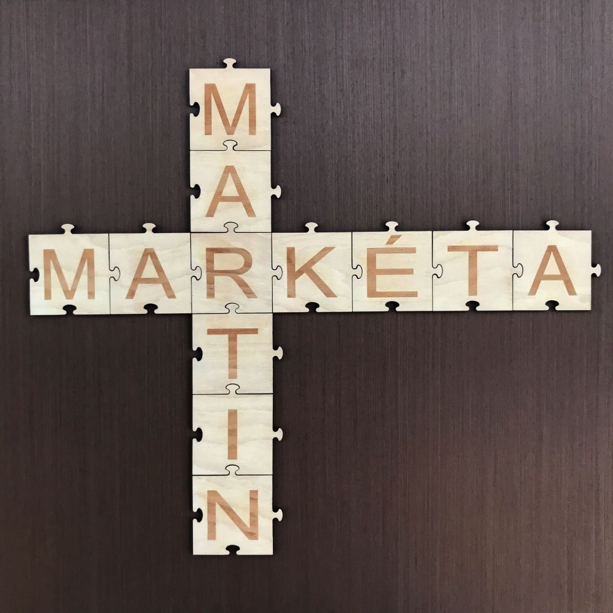 Puzzle s písmeny na zeď