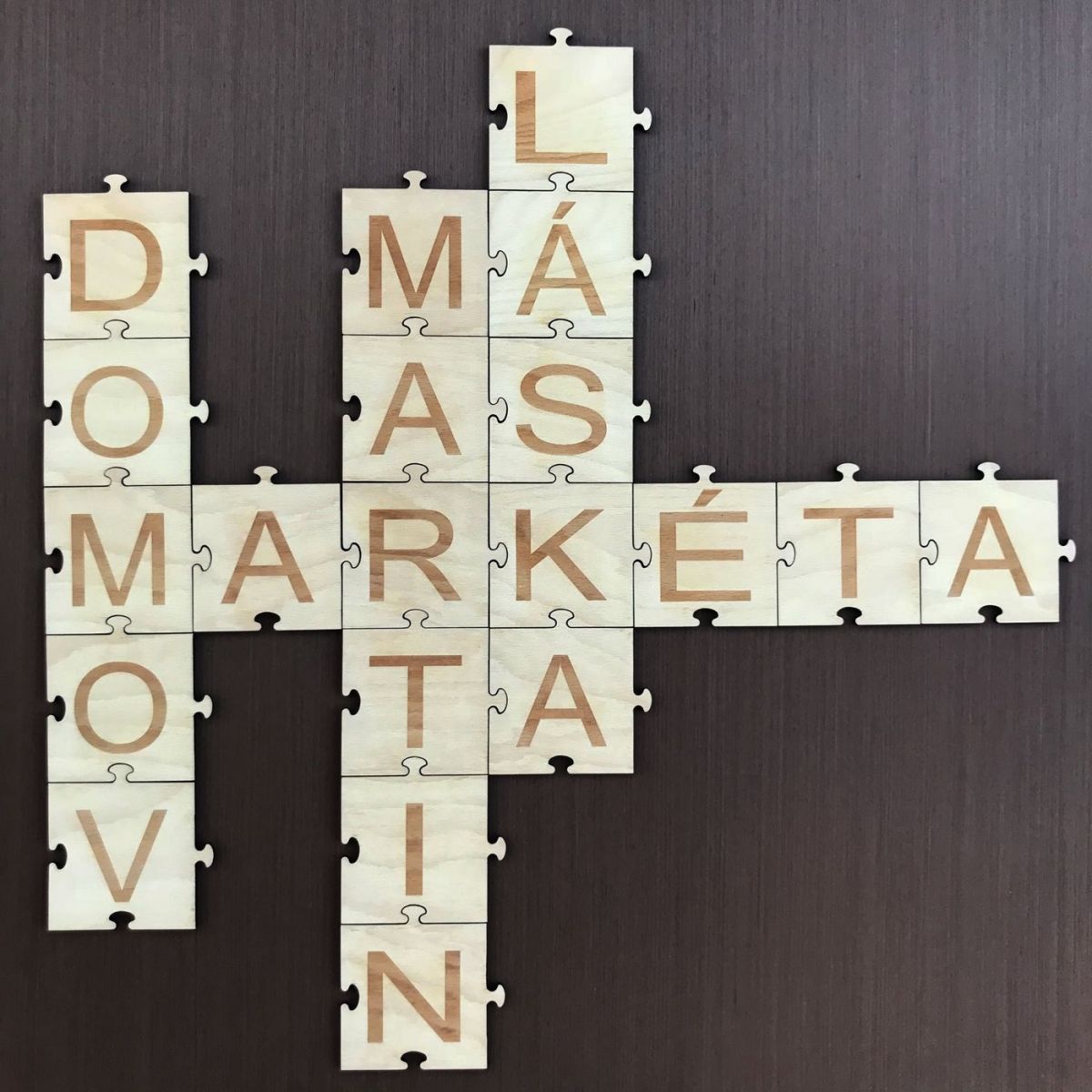 Puzzle s písmeny na zeď