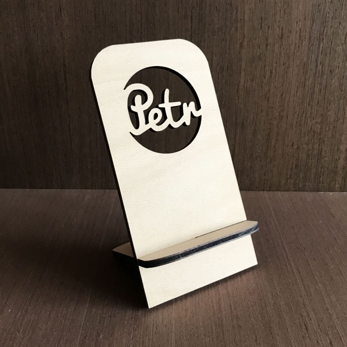 Stojánek na mobil se jménem